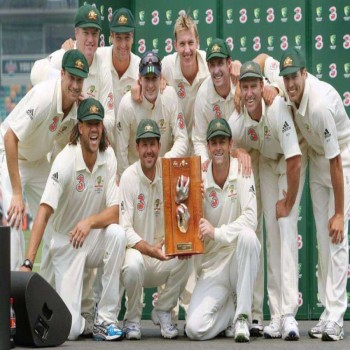 Australian team pose with the Warne-Muralitharan trophy