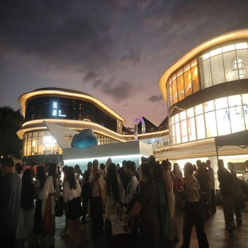 The Universiade World, managed by China Resources MixC, is located on the outskirts of the Shenzhen Universiade Center.
