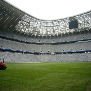 Allianz Arena — inside view, meadow with seats (level 1 to 3) and roof, seen southward