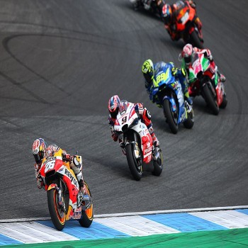 Dani Pedrosa, riding his Repsol Honda, leading the group of midfield runners at the 2018 Thai Grand Prix.