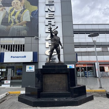 Eda Erdem statue