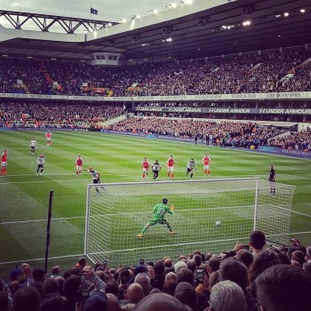 Harry Kane marca um gol em Petr Čech, durante a Premier League de 2016/17