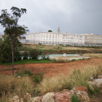 Gardens at the end of the Cocoteros neighborhood, flanked by the old Turia riverbed.
