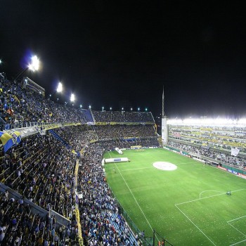 La Bombonera during a night game v. Colo Colo, with the refurbished boxes at right, March 2008.