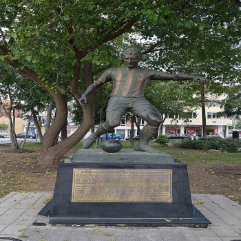 Lefter statue