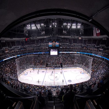 The then-named Pepsi Center's interior during the 2008 Frozen Four hockey tournament, with the scoreboard used from 1999 to 2013.