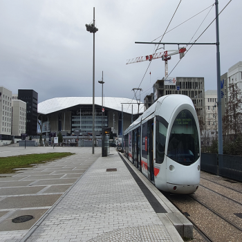 As part of the opening of the new T7 line, tram no. 854 makes a stop at the "Décines - OL Vallée" station before heading back towards Vaulx-en-Velin la Soie.