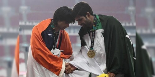 Pakistan's Arshad Nadeem on picking Neeraj Chopra'...