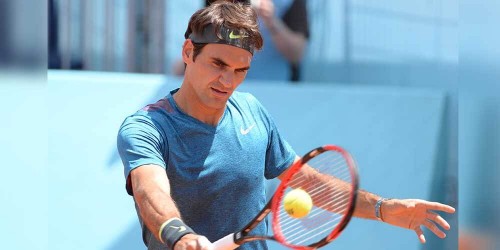 Roger Federer marks an unforgettable winning return at the Q...