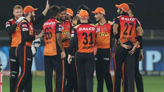 SRH players wore black armbands on the field to pay tribute ...